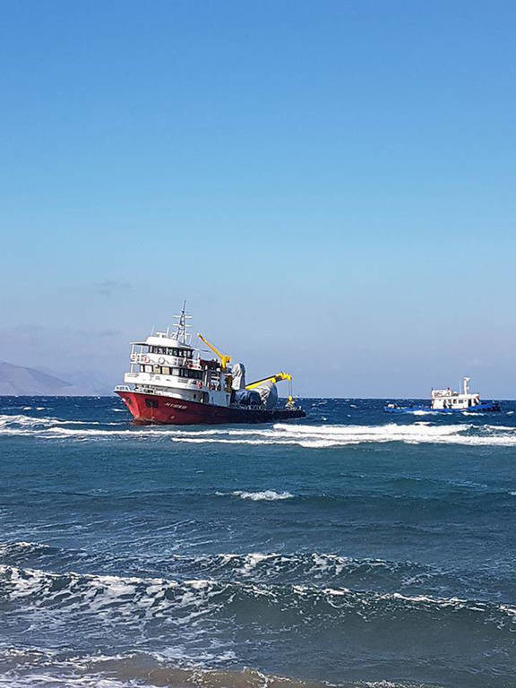 Συναγερμός στην Κω: Τουρκικό πλοίο προσάραξε στην Αμμόγλωσα (pics&vids)