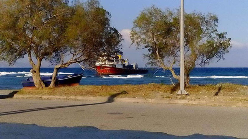 Συναγερμός στην Κω: Τουρκικό πλοίο προσάραξε στην Αμμόγλωσα (pics&vids)