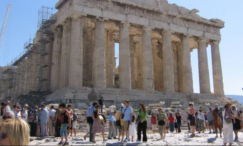 Σε «παραλήρημα» ο βρετανικός Τύπος: Μην πηγαίνετε στην Ελλάδα, είναι επικίνδυνο!