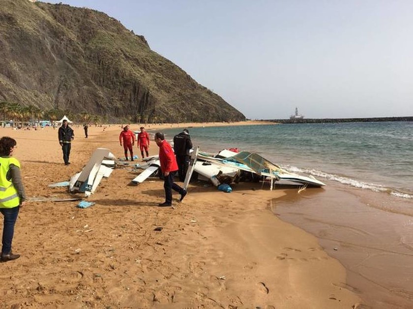 Τρόμος στην παραλία: Αεροπλάνο συνετρίβη δίπλα στους τουρίστες που έκαναν ηλιοθεραπεία (pics)