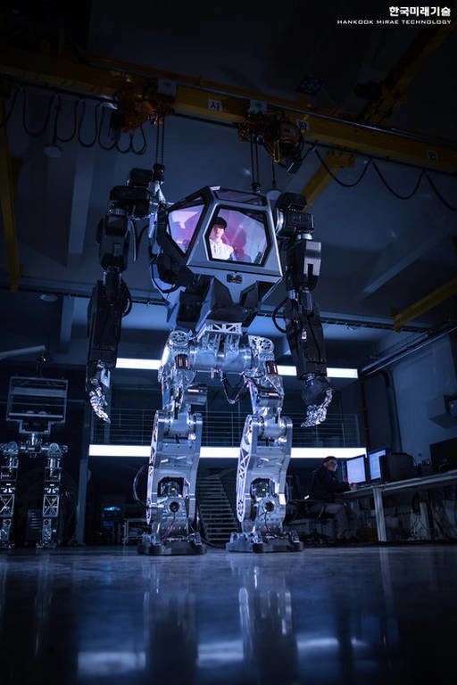 Ο «πατέρας» του Ρόμποκοπ και του Εξολοθρευτή έφτιαξε το πρώτο επανδρωμένο ρομπότ στον κόσμο (Vids)