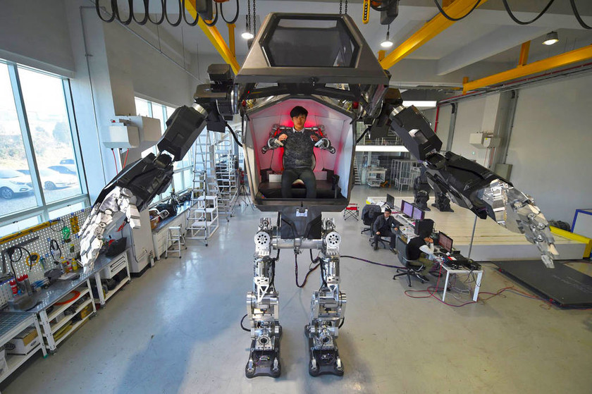 Ο «πατέρας» του Ρόμποκοπ και του Εξολοθρευτή έφτιαξε το πρώτο επανδρωμένο ρομπότ στον κόσμο (Vids)