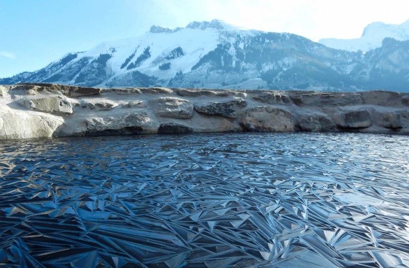 Παγωμένη λίμνη που σχηματίζει απίστευτα γεωμετρικά σχέδια