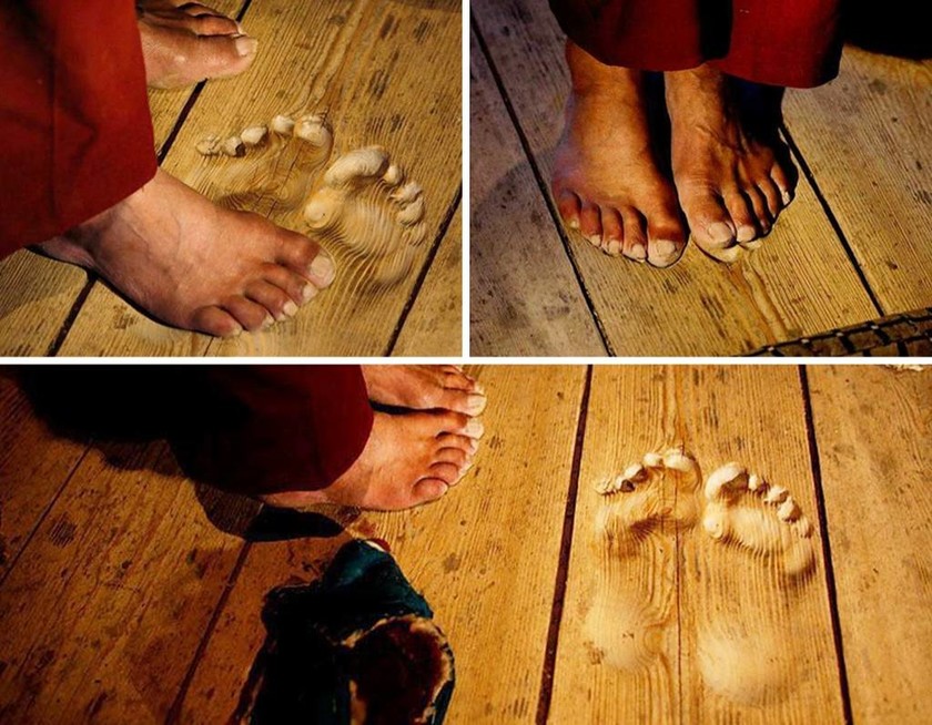 Αποτυπώματα ποδιών μοναχού που προσευχόταν για 20 χρόνια στο ίδιο σημείο