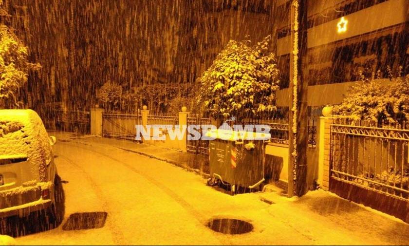 Καιρός LIVE: Χιόνια σε όλη την Αττική - Άσπρη μέρα ξημερώνει στην Αθήνα