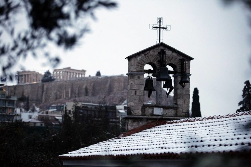 Καιρός Live – Χιονιάς σαρώνει την Αθήνα – Το «έστρωσε» και στα νότια προάστια