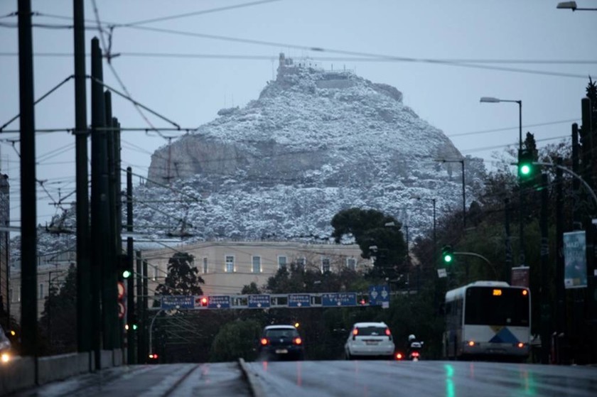 Καιρός Live – Χιονιάς σαρώνει την Αθήνα – Το «έστρωσε» και στα νότια προάστια