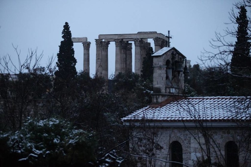 Χιόνια στην Αθήνα: Στα λευκά το κέντρο της πρωτεύουσας (photo-video)