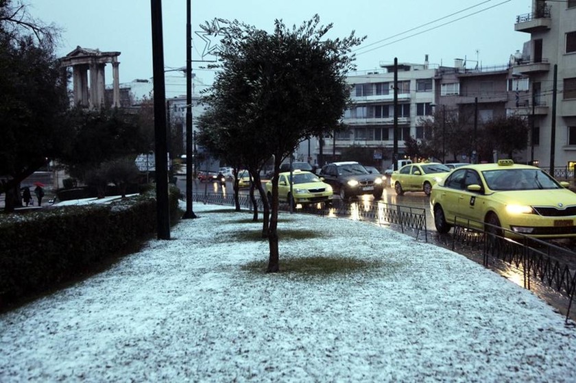 Χιόνια στην Αθήνα: Στα λευκά το κέντρο της πρωτεύουσας (photo-video)