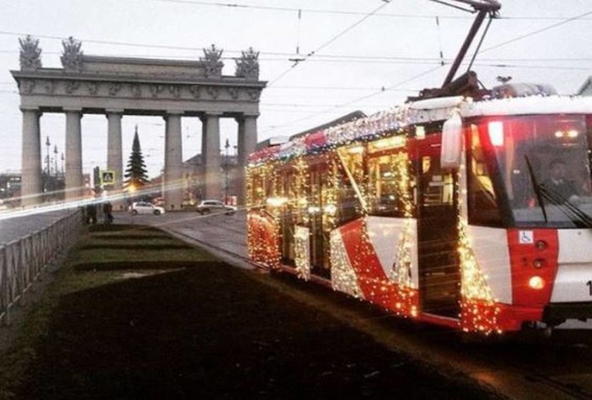 Εντυπωσιακές εικόνες: Σε γιορτινή διάθεση τα μέσα μεταφοράς στη Ρωσία! 