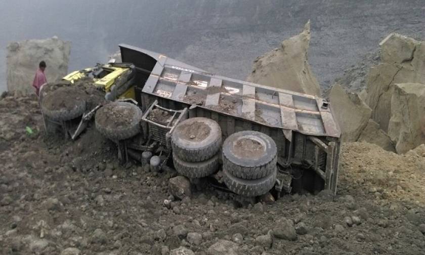 Κατάρρευση ορυχείου στην Ινδία: Δεκάδες ανθρακωρύχοι εγκλωβισμένοι (Pics)