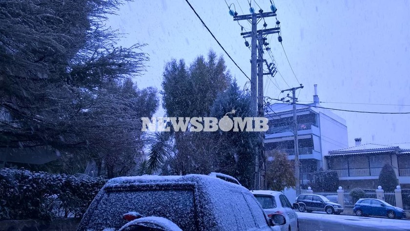 Χιόνια στην Αθήνα – Πυκνή χιονόπτωση ΤΩΡΑ στα βόρεια προάστια