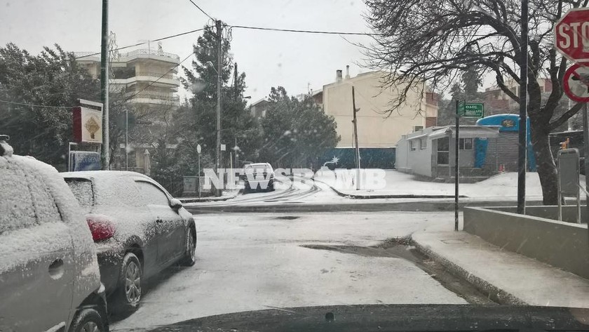 Χιόνια στην Αθήνα – Πυκνή χιονόπτωση ΤΩΡΑ στα βόρεια προάστια