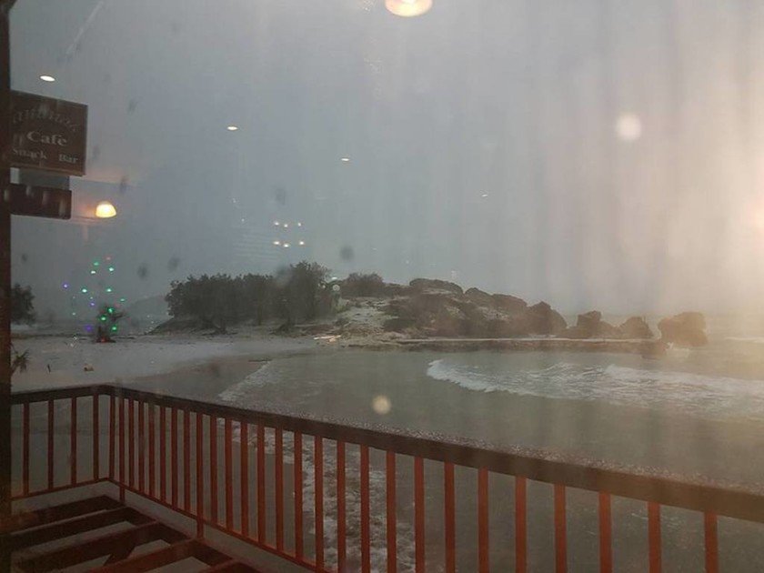 Καιρός: Η επέλαση του χιονιά σε… παραλία των Χανίων – Η εικόνα που θα μείνει αξέχαστη (photos)