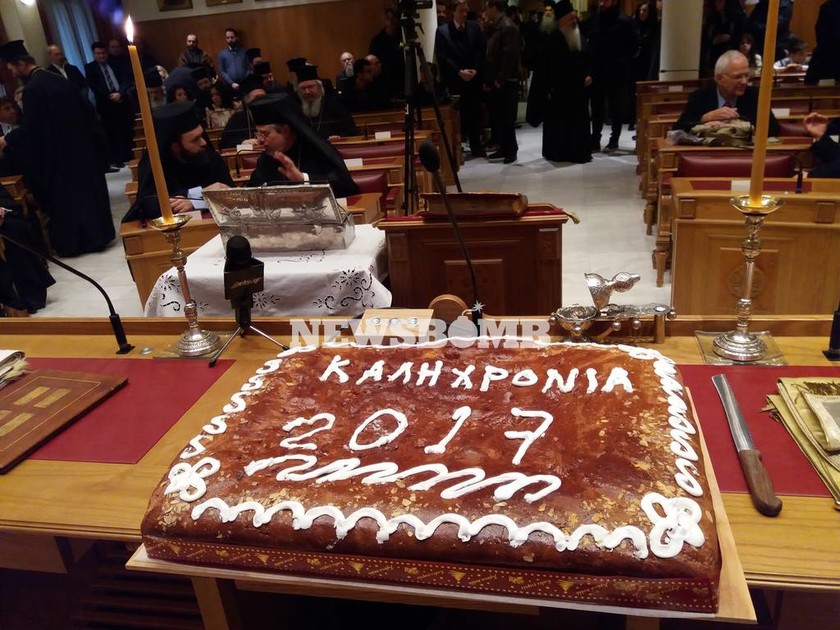 Ο Αρχιεπίσκοπος έκοψε την πρωτοχρονιάτικη πίτα (pics)