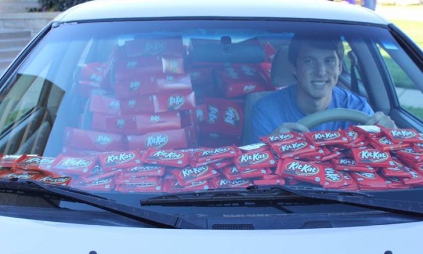 Του έκλεψαν μία Kit Kat και πήρε δώρο άλλες… 6.500! (video+pics)