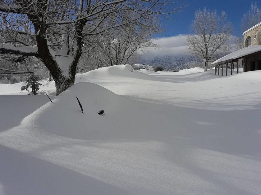 Καιρός: Σε αυτή την περιοχή της Ελλάδας έριξε δύο μέτρα χιόνι (photos)