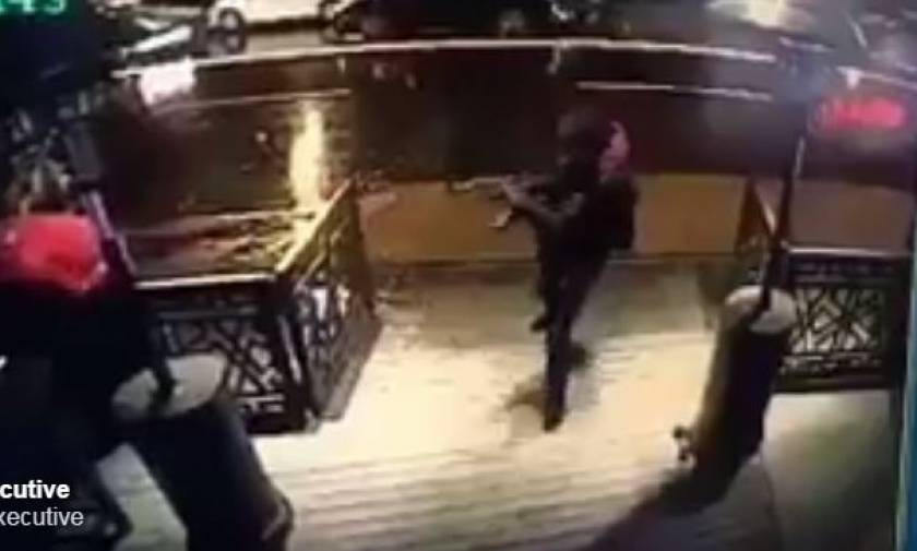 Επίθεση Κωνσταντινούπολη - Νέο βίντεο σοκ: Ο μακελάρης με το καλάσνικοφ στα χέρια θερίζει ζωές