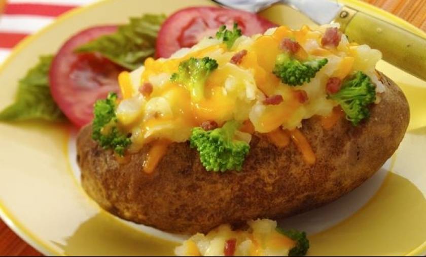 Ψητές γεμιστές πατάτες: Γρήγορη λύση για έξτρα συνοδευτικό ή βραδινό!