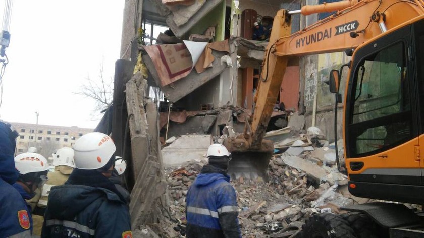 Τραγωδία στο Καζακστάν: Κατέρρευσε πολυκατοικία (Pics)