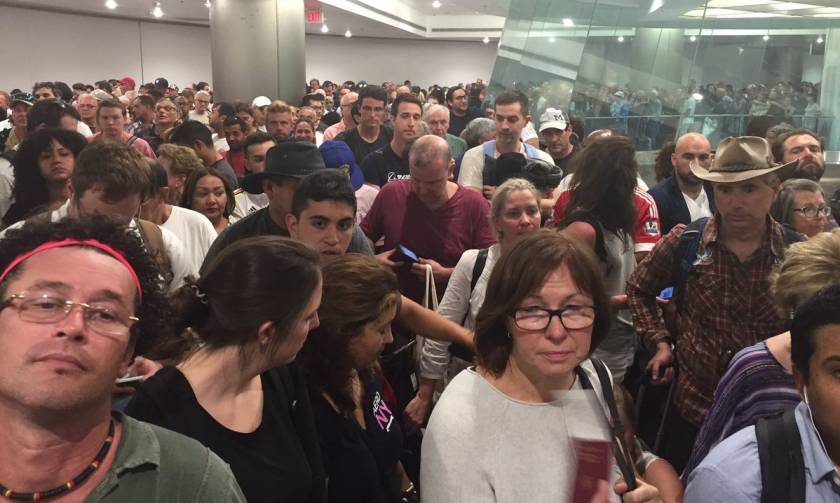ΗΠΑ: Κατέρρευσε το σύστημα ελέγχου διαβατηρίων - Χιλιάδες ταξιδιώτες εγκλωβισμένοι στα αεροδρόμια
