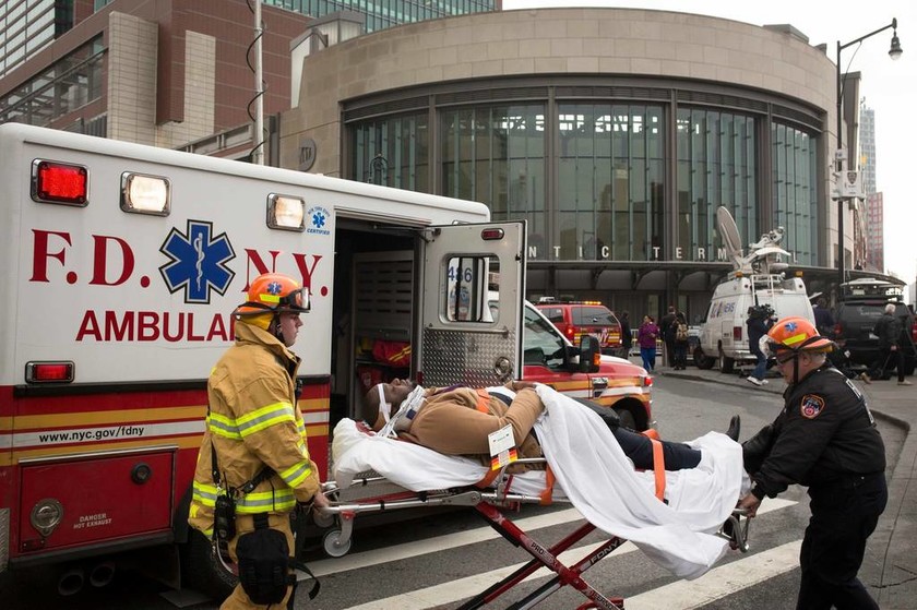 Εκτροχιασμός τρένου στη Νέα Υόρκη - Δεκάδες τραυματίες και σκηνές χάους
