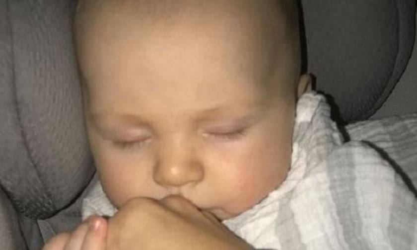 Γνωστή γυμνάστρια φωτογραφίζει το μωρό της που κοιμάται