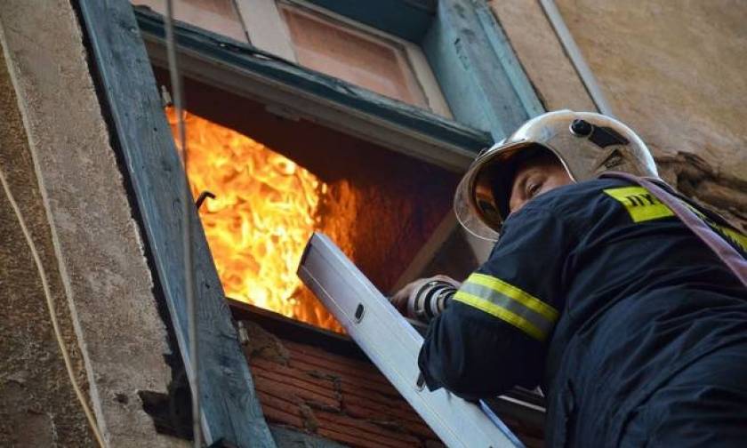 Πυρκαγιά σε διαμέρισμα στη Αγία Βαρβάρα - Απεγκλωβίστηκαν τρία άτομα