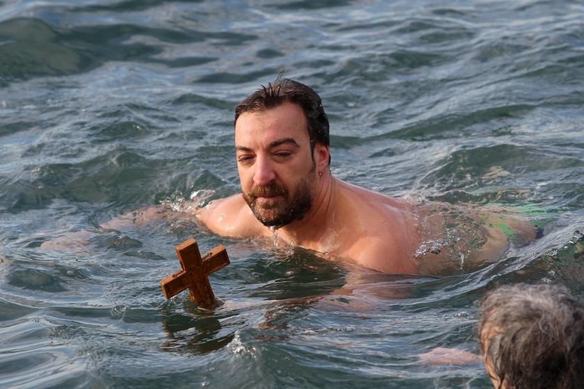 Θεοφάνεια: Με λαμπρότητα εορτάστηκε ο Αγιασμός των Υδάτων σε όλη την Ελλάδα (pics+vids)