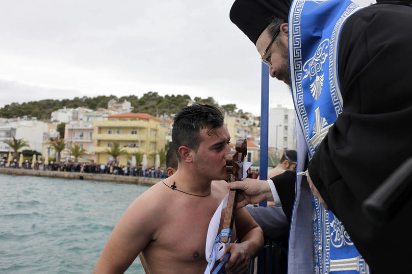 Θεοφάνεια: Με λαμπρότητα εορτάστηκε ο Αγιασμός των Υδάτων σε όλη την Ελλάδα (pics+vids)