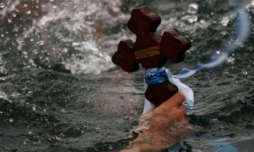 Θεοφάνεια: Έπιασε τον σταυρό για πρώτη φορά στη ζωή του και έγινε viral - Δείτε γιατί (pic)