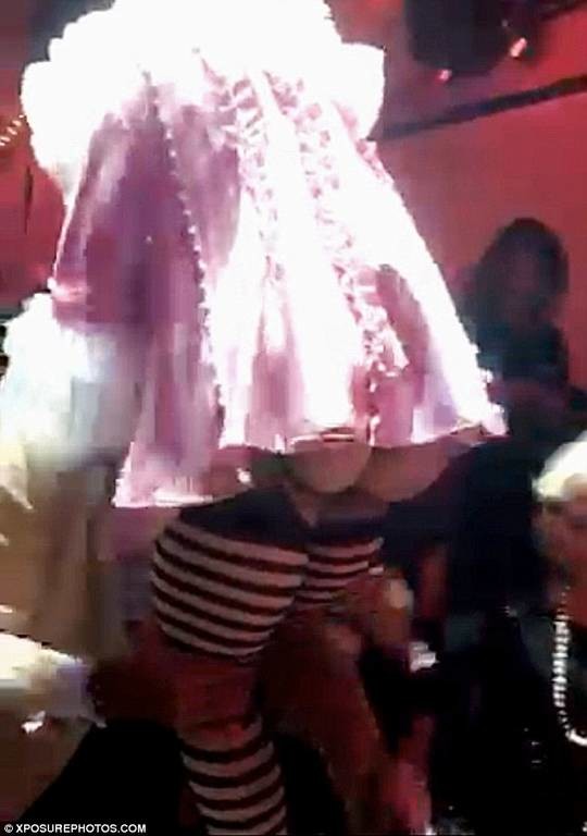 Αποκαλυπτικό βίντεο: Ακατάλληλος χορός της Μαντόνα σε θαυμαστή – Του πρόσφερε τα γυμνά της οπίσθια! 