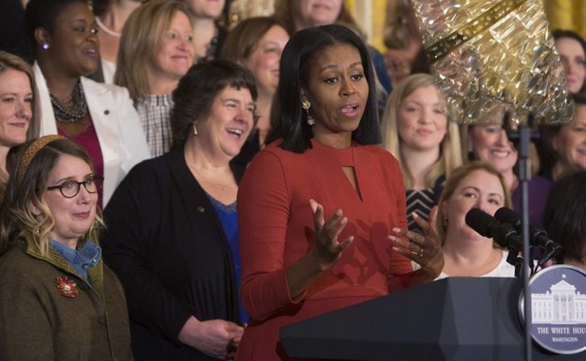 «Λύγισε» η Μισέλ Ομπάμα: Με «σπασμένη» φωνή αποχαιρέτησε το Λευκό Οίκο (video+pics)