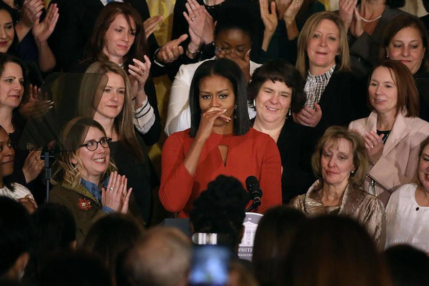 «Λύγισε» η Μισέλ Ομπάμα: Με «σπασμένη» φωνή αποχαιρέτησε το Λευκό Οίκο (video+pics)