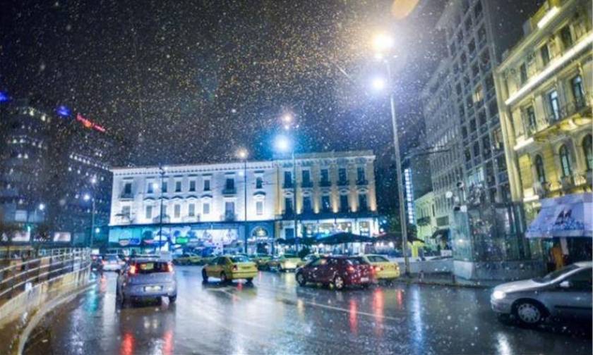 Καιρός - Αθήνα: Χιονίζει ΤΩΡΑ στο κέντρο της Αθήνας