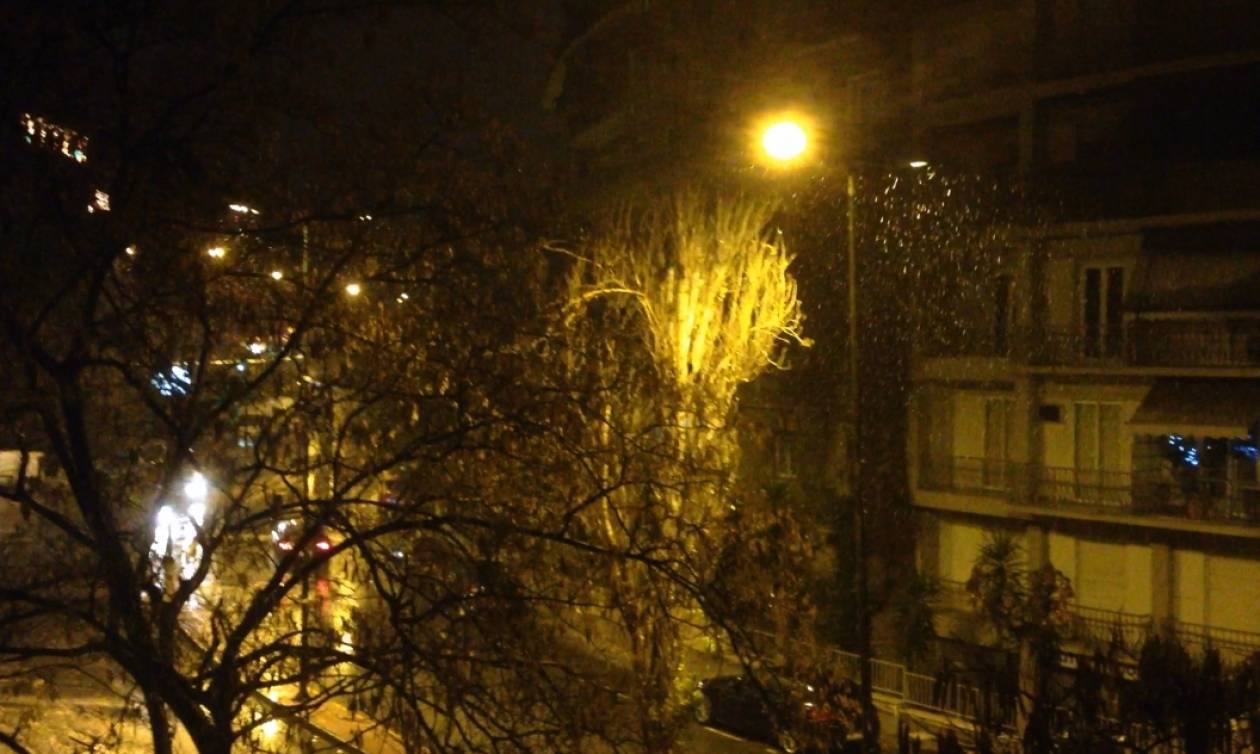 Καιρός - Αθήνα: Οι πρώτες νιφάδες χιονιού στο κέντρο της Αθήνας (Vid)