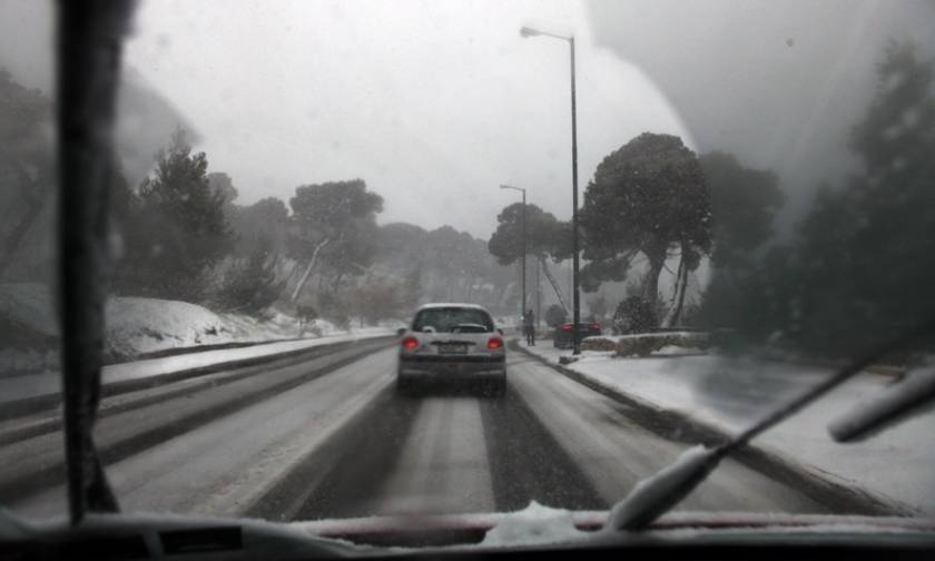 Καιρός: Χιονίζει στην Αττική - Ποιοι δρόμοι είναι κλειστοί - Πού χρειάζονται αλυσίδες