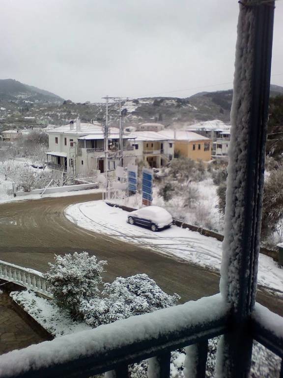 Καιρός LIVE: Στο έλεος του χιονιά η χώρα – Προβλήματα από την κακοκαιρία στην Αθήνα