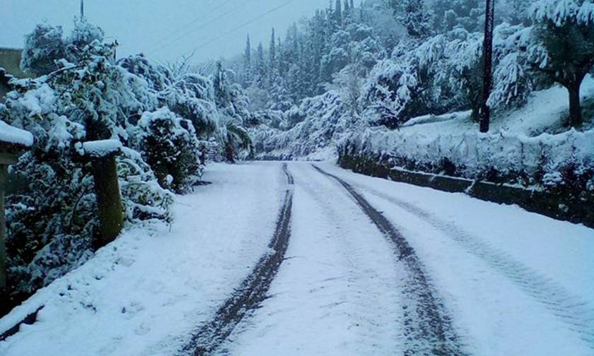 Χιόνια - Καιρός: Προβλήματα στην εθνική οδό Πατρών - Κορίνθου (photo-video)
