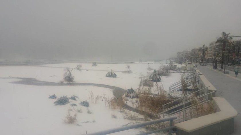 Καιρός ΤΩΡΑ: Χιόνισε στο Ρέθυμνο μετά από 40 χρόνια – Το έστρωσε μέχρι... τις βάρκες (pics)