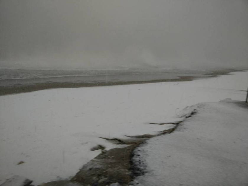 Καιρός ΤΩΡΑ: Χιόνισε στο Ρέθυμνο μετά από 40 χρόνια – Το έστρωσε μέχρι... τις βάρκες (pics)