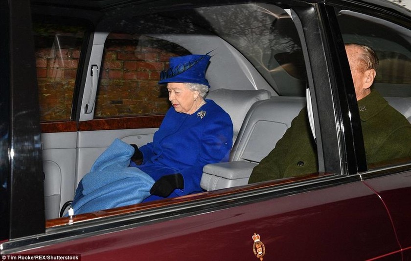 «Θαύμα» στη Βρετανία: «Αναστήθηκε» η βασίλισσα Ελισάβετ κι έκανε την πρώτη της δημόσια εμφάνιση 