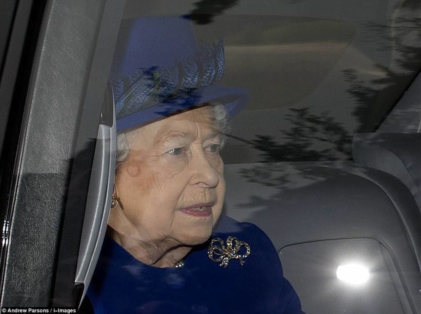 «Θαύμα» στη Βρετανία: «Αναστήθηκε» η βασίλισσα Ελισάβετ κι έκανε την πρώτη της δημόσια εμφάνιση 
