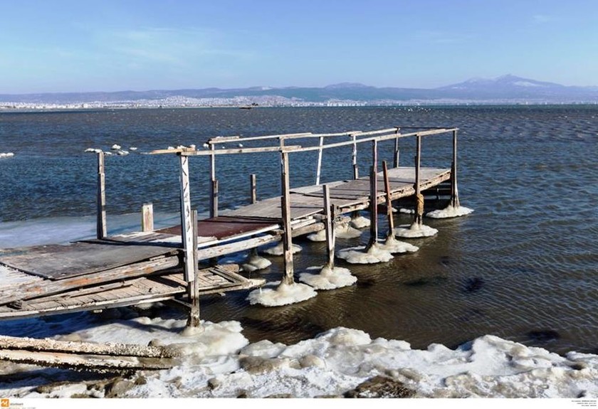 Κακοκαιρία: Μοναδικές εικόνες από την παγωμένη λίμνοθάλασσα του Καλοχωρίου Θεσσαλονίκης