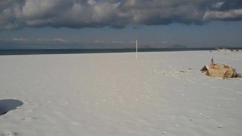Χιονιάς «Αριάδνη»: Χιονοπόλεμος στη διάσημη παραλία της Καλογριάς! (pics)