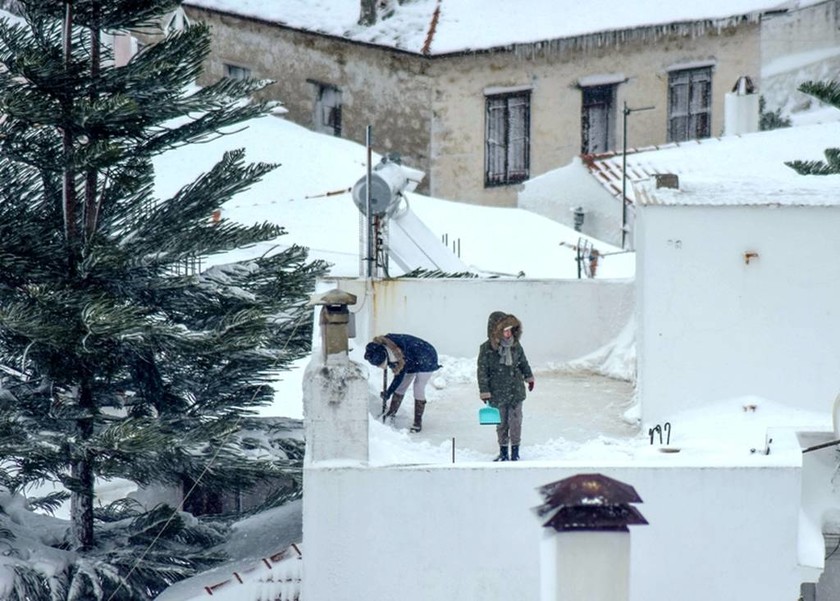 Χιονιάς «Αριάδνη»: Εκπληκτικές φωτογραφίες από τη χιονισμένη Σκόπελο