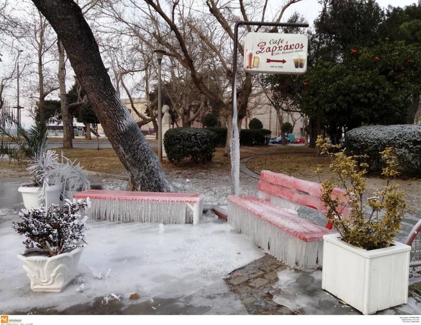 Καιρός Θεσσαλονίκη: Το πάρκο στο κέντρο της πόλης μετατράπηκε σε γλυπτό πάγου (pics)