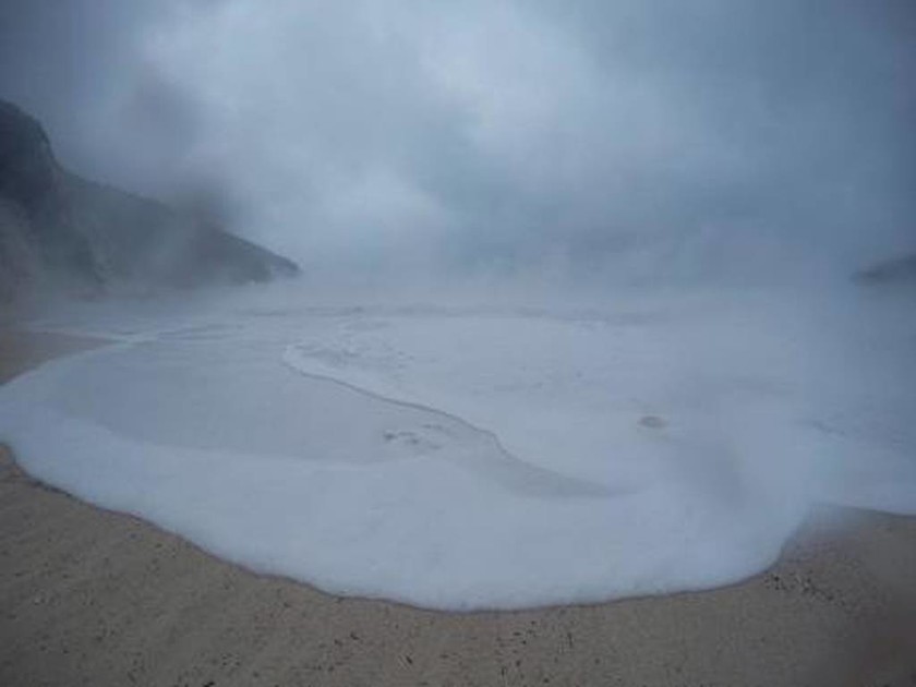 Μοναδικό φαινόμενο στην Κεφαλονιά: Η παραλία του Μύρτου άρχισε να… «βράζει» (photos)