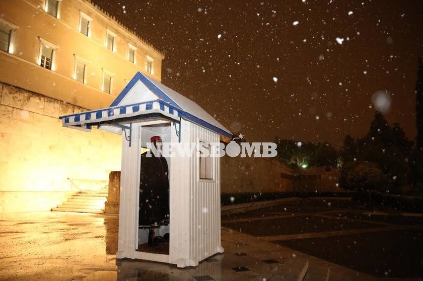 Καιρός ΤΩΡΑ: Το έστρωσε στο Σύνταγμα - Χιονίζει σε όλη την Αττική (pics)