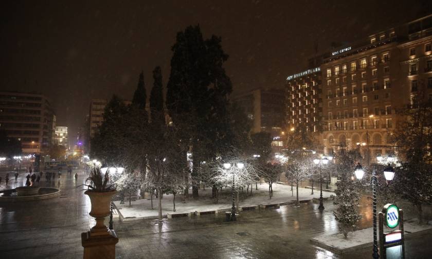 Χιόνια Αθήνα: Σε λευκό κλοιό η Αττική (pics&vid)